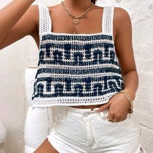 NWOT- Cropped pattern knit top